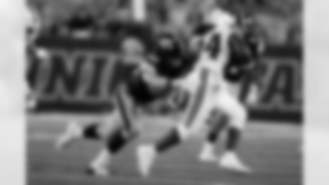 Iowa LB Karson Sharar (43)