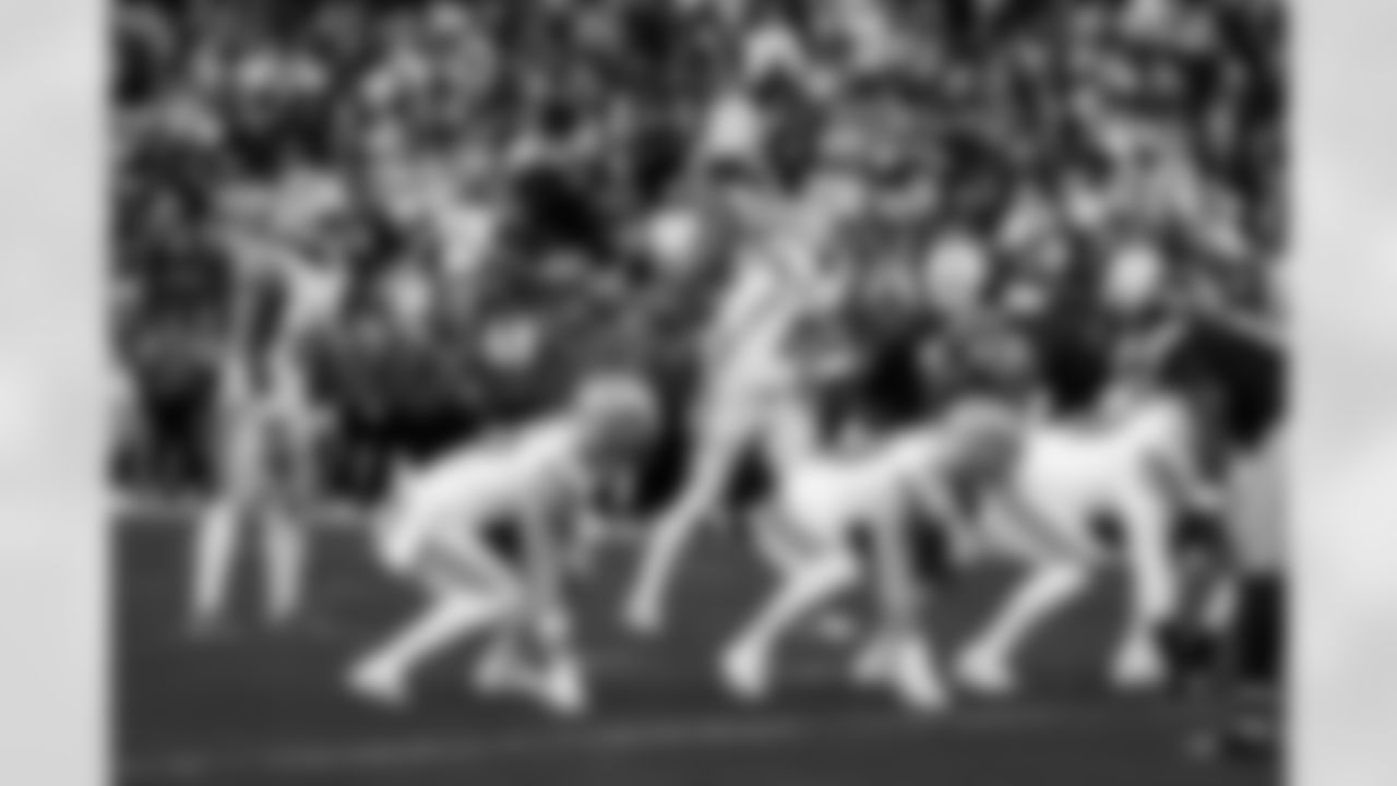 Detroit Lions running back Jahmyr Gibbs (0), Detroit Lions tight end Sam LaPorta (87), Detroit Lions quarterback Jared Goff (16), Detroit Lions tight end Brock Wright (89), and Detroit Lions tackle Penei Sewell (58) during an NFL football game against the Washington Commanders on Sunday, Nov. 9, 2025 in Landover, Md. (Jeff Nguyen/Detroit Lions via AP)