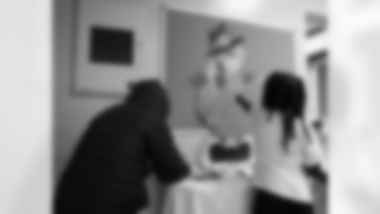 Children participating in a thankfulness activity during a Thanksgiving lunch event at Alternatives For Girls on Nov. 28, 2025 in Detroit. (Izzy Rincon/Detroit Lions)