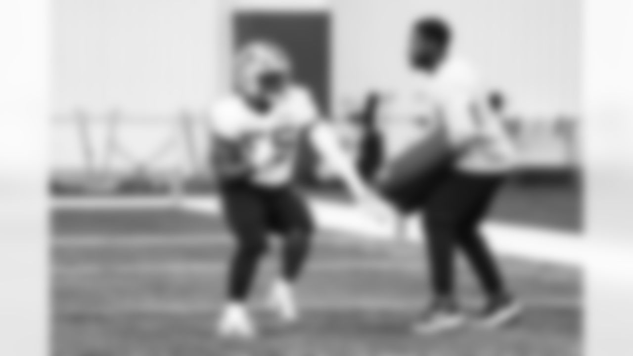 Detroit Lions linebacker Derrick Barnes (55) and Detroit Lions linebackers coach Shaun Dion Hamilton during practice at the Meijer Performance Center on Oct. 31, 2025 in Allen Park, Mich. (Jeff Nguyen/Detroit Lions)