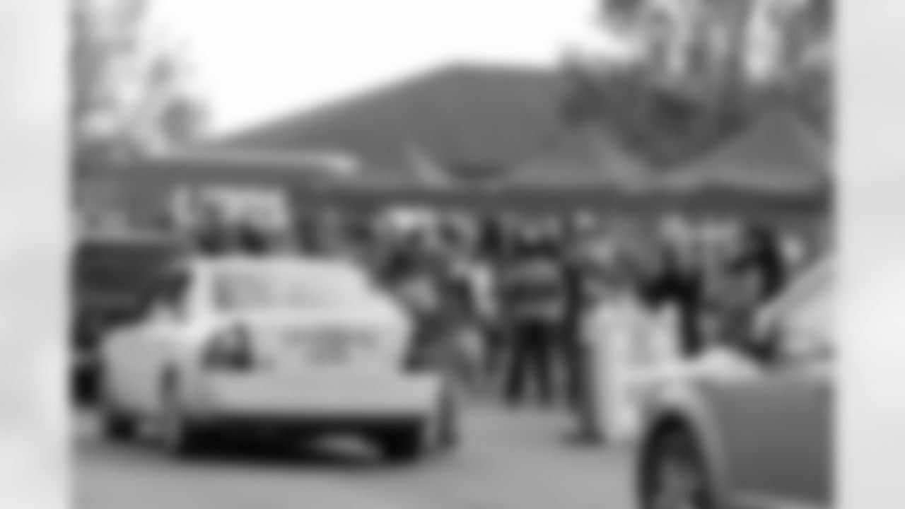 Lions Legend Scott Conover (76), Lions staff and volunteers distribute meals during a Thanksgiving meal distribution event at the Detroit Lions Academy on Nov. 19, 2025 in Detroit. (Carl Jones II/Detroit Lions)