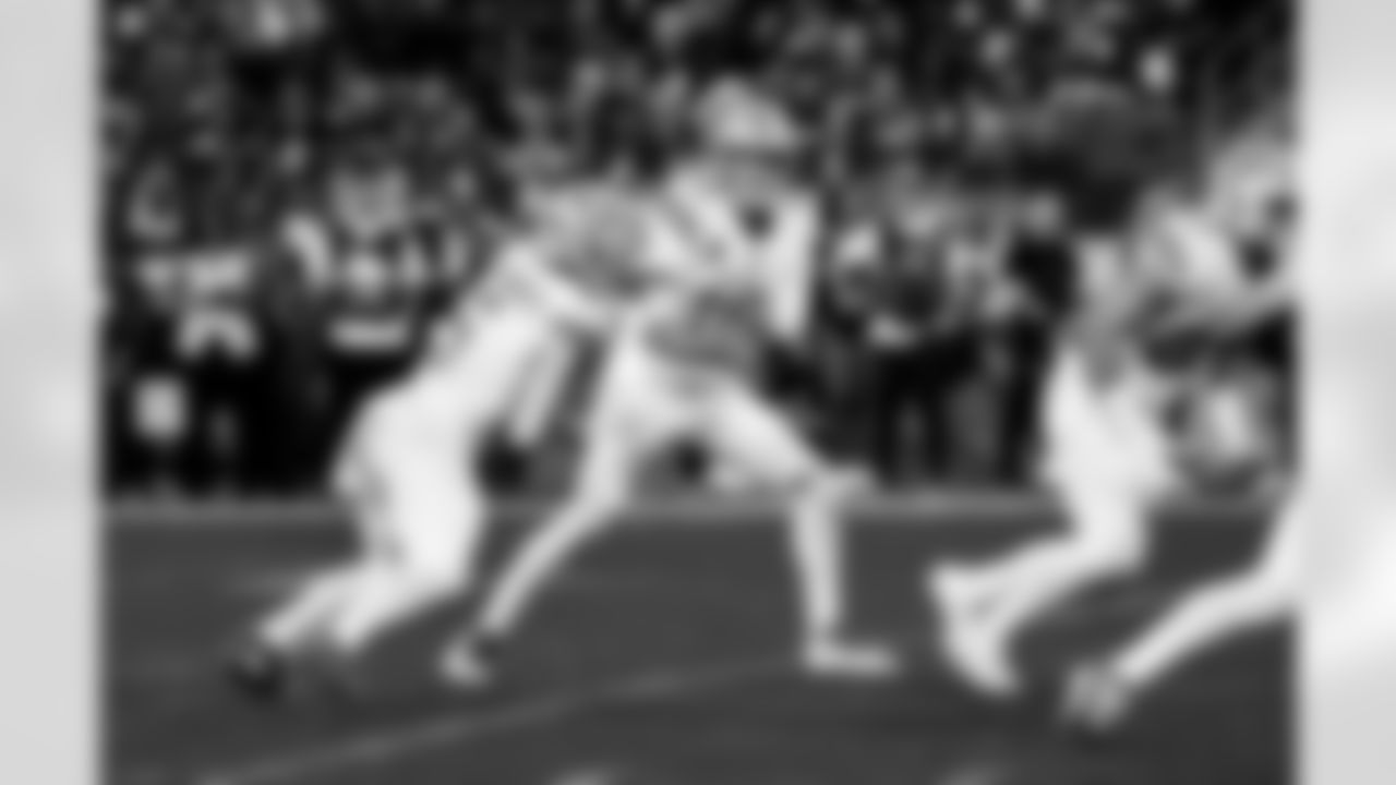 Detroit Lions running back David Montgomery (5) and Detroit Lions quarterback Jared Goff (16) during an NFL football game against the Baltimore Ravens on Monday, Sept. 22, 2025 in Baltimore. (Jeff Nguyen/Detroit Lions via AP)