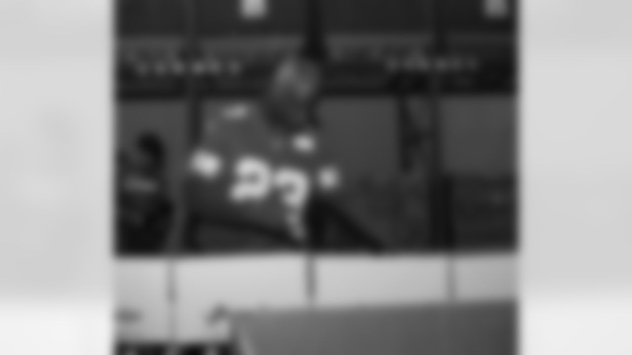 Lions Legend Maurice Harvey (23) packing boxes during a Thanksgiving meal packing event at Gleaners Community Food Bank on Oct. 14, 2025 in Taylor, Mich. (Izzy Rincon/Detroit Lions)