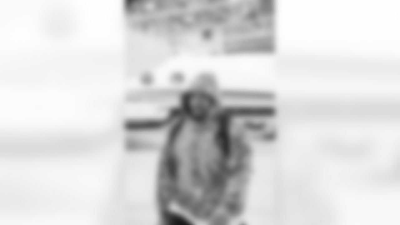 Detroit Lions tackle Penei Sewell (58) travels to Los Angeles on Nov. 13, 2025. (Jeff Nguyen/Detroit Lions via AP)