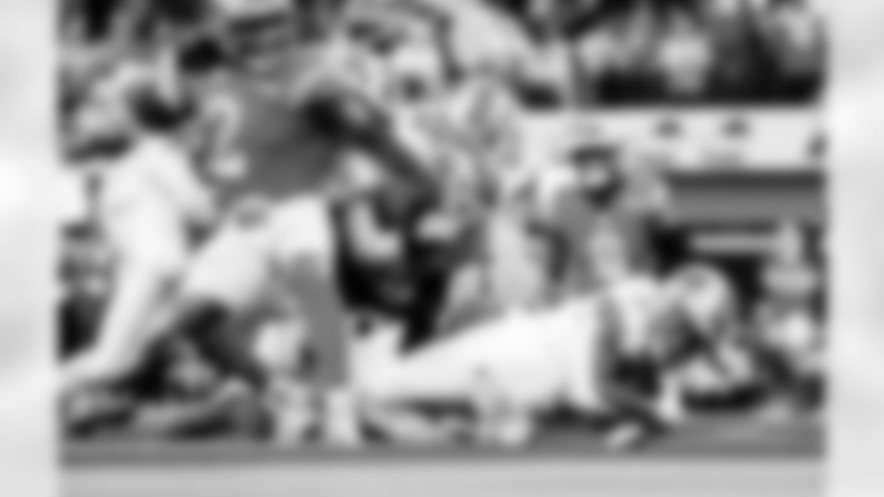 Detroit Lions running back David Montgomery (5) scores a touchdown during an NFL football game against the Los Angeles Rams on Sunday, Dec. 14, 2025 in Inglewood, Calif. (Jeff Nguyen/Detroit Lions via AP)