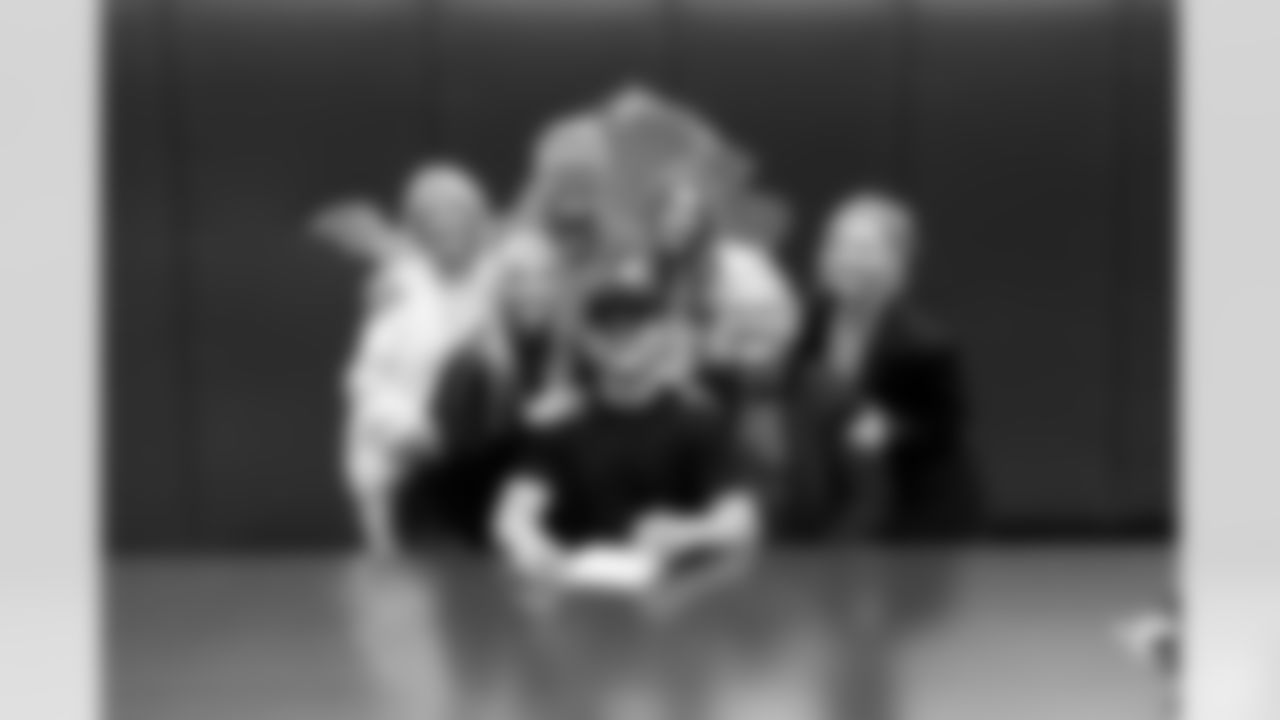 Detroit Lions edge rusher Aidan Hutchinson (97) and his family at the Meijer Performance Center on Oct. 29, 2025 in Allen Park, Mich. (Jeff Nguyen/Detroit Lions)