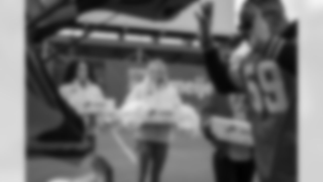 Detroit Lions Cheerleaders during a Thanksgiving meal distribution event at the Detroit Lions Academy on Nov. 19, 2025 in Detroit. (Carl Jones II/Detroit Lions)