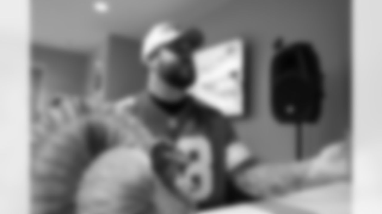 Detroit Lions tackle Taylor Decker (68) signing autographs during a Thanksgiving lunch event at Alternatives For Girls on Nov. 28, 2025 in Detroit. (Izzy Rincon/Detroit Lions)