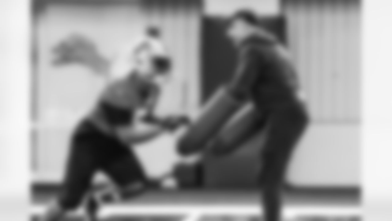 Detroit Lions running back David Montgomery (5) and Detroit Lions offensive assistant Bruce Gradkowski during practice at the Meijer Performance Center on Dec. 12, 2025 in Allen Park, Mich. (Jeff Nguyen/Detroit Lions)