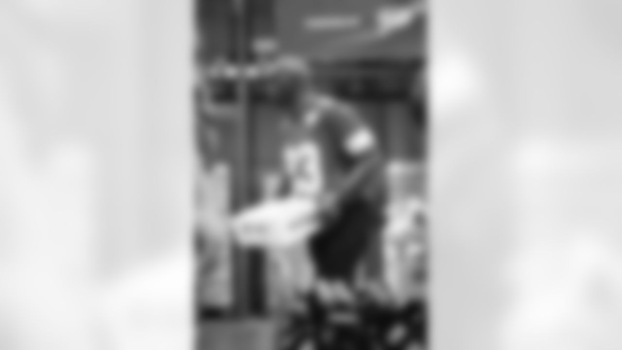 Lions Legend Maurice Harvey (23) during a Thanksgiving meal packing event at Gleaners Community Food Bank on Oct. 15, 2025 in Taylor, Mich. (Josh Mandujano/Detroit Lions via AP)