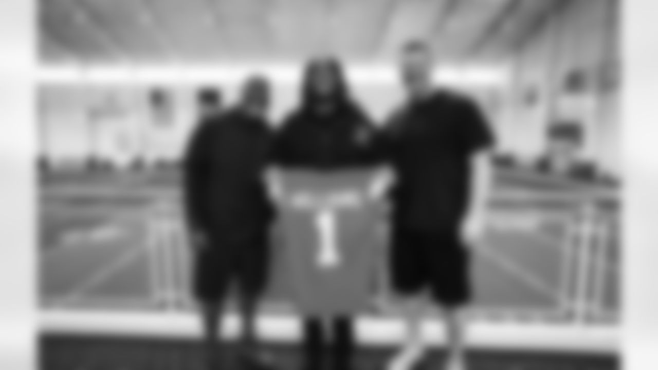 Detroit Lions General Manager and Executive Vice President Brad Holmes, Detroit Lions defensive lineman Tyleik Williams, and Detroit Lions head coach Dan Campbell during a visit to the Meijer Performance Center on April 25, 2025 in Allen Park, Mich. (Jeff Nguyen/Detroit Lions)