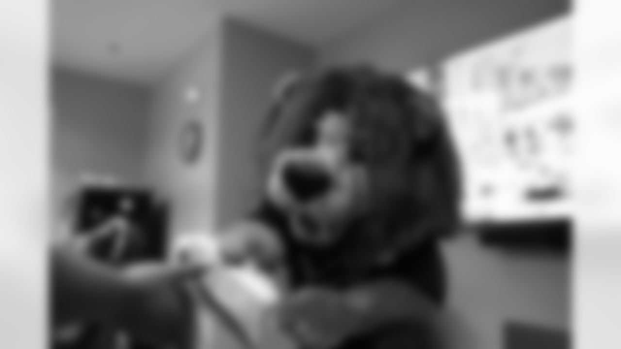 Detroit Lions Mascot Roary handing out giveaway items during a Thanksgiving lunch event at Alternatives For Girls on Nov. 28, 2025 in Detroit. (Izzy Rincon/Detroit Lions)