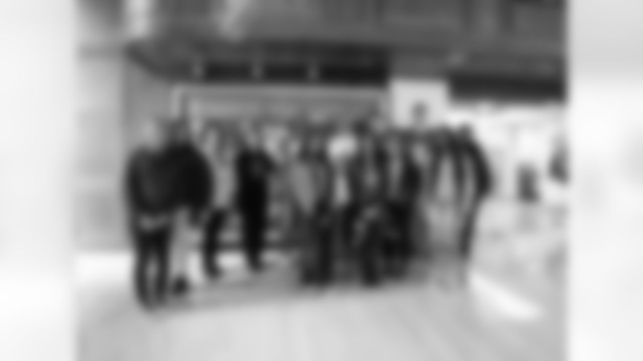 HFH employees, students and Lions Legend George Jamison (58) pose for a photo during a Detroit Lions Academy health and wellness field trip at the Henry Ford Health campus on Feb. 27, 2026 in Detroit. (Izzy Rincon/Detroit Lions)