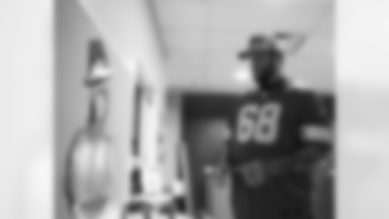 Detroit Lions tackle Taylor Decker (68) participating in a thankfulness activity during a Thanksgiving lunch event at Alternatives For Girls on Nov. 28, 2025 in Detroit. (Izzy Rincon/Detroit Lions)