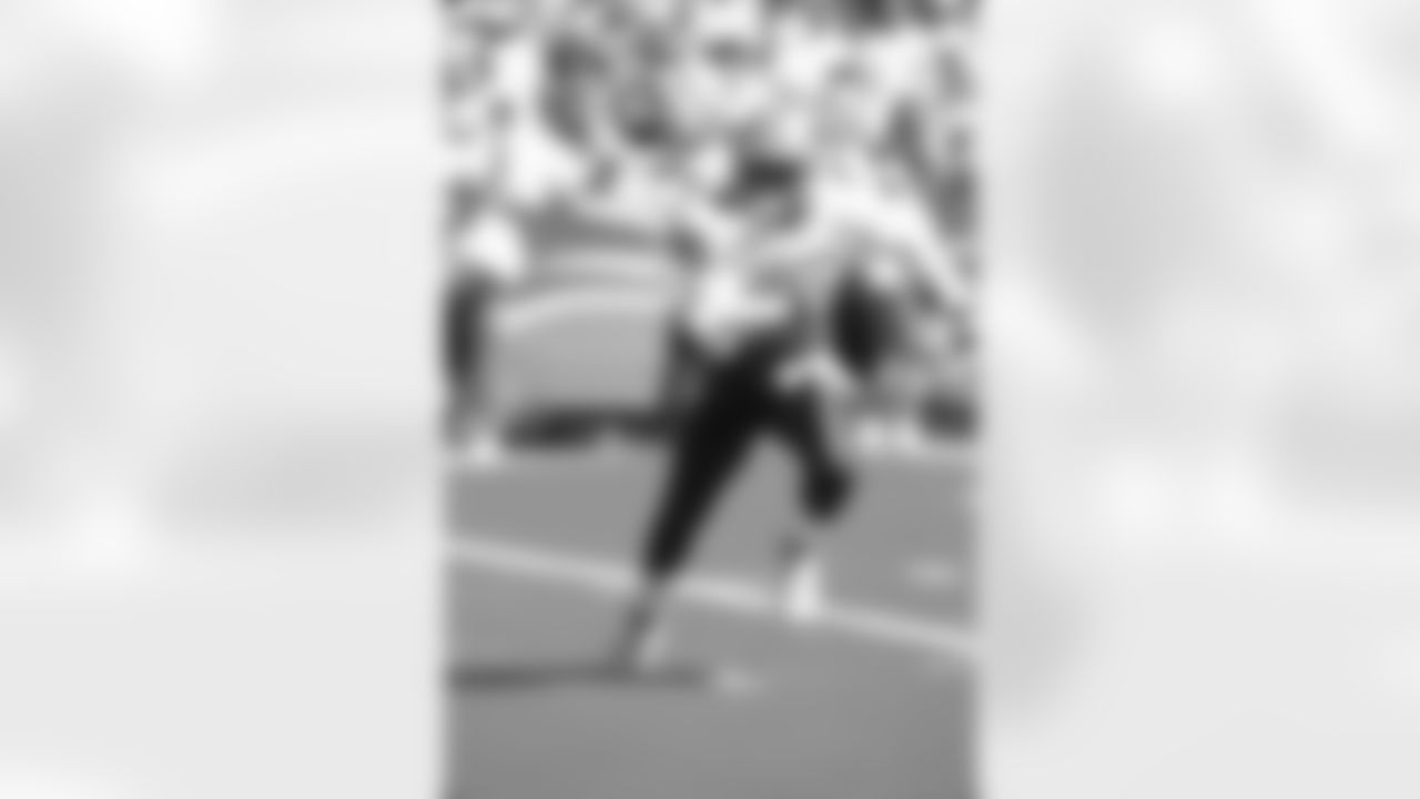 HONOLULU, HI- FEBRUARY 4: Detroit Lions wide receiver Desmond Howard #80 of the NFC returns a kickoff against the AFC in the 2001 NFL Pro Bowl at Aloha Stadium on February 4, 2001 in Honolulu, Hawaii. The AFC defeated the NFC 38-17. (Paul Spinelli via AP)