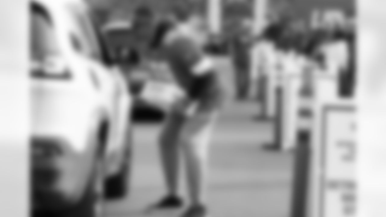 Lions Legend Jimmy Williams (59) distributes meals during a Thanksgiving meal distribution event at the Detroit Lions Academy on Nov. 19, 2025 in Detroit. (Carl Jones II/Detroit Lions)