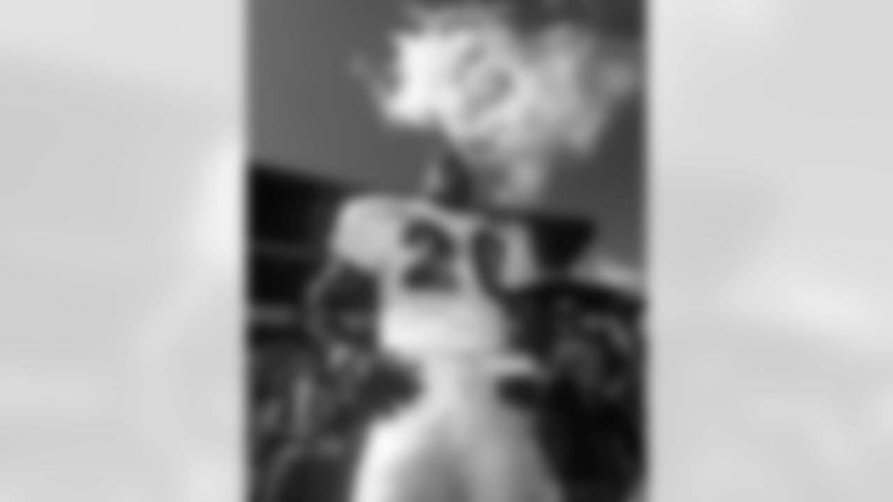 NFC Hall of Fame running back Barry Sanders (20) of the Detroit Lions during the pregame before the AFC's 29-24 victory over the NFC in the 1998 NFL Pro Bowl played on February 1, 1998 at Aloha Stadium in Honolulu, Hawaii. (AP Photo/NFL Photos)