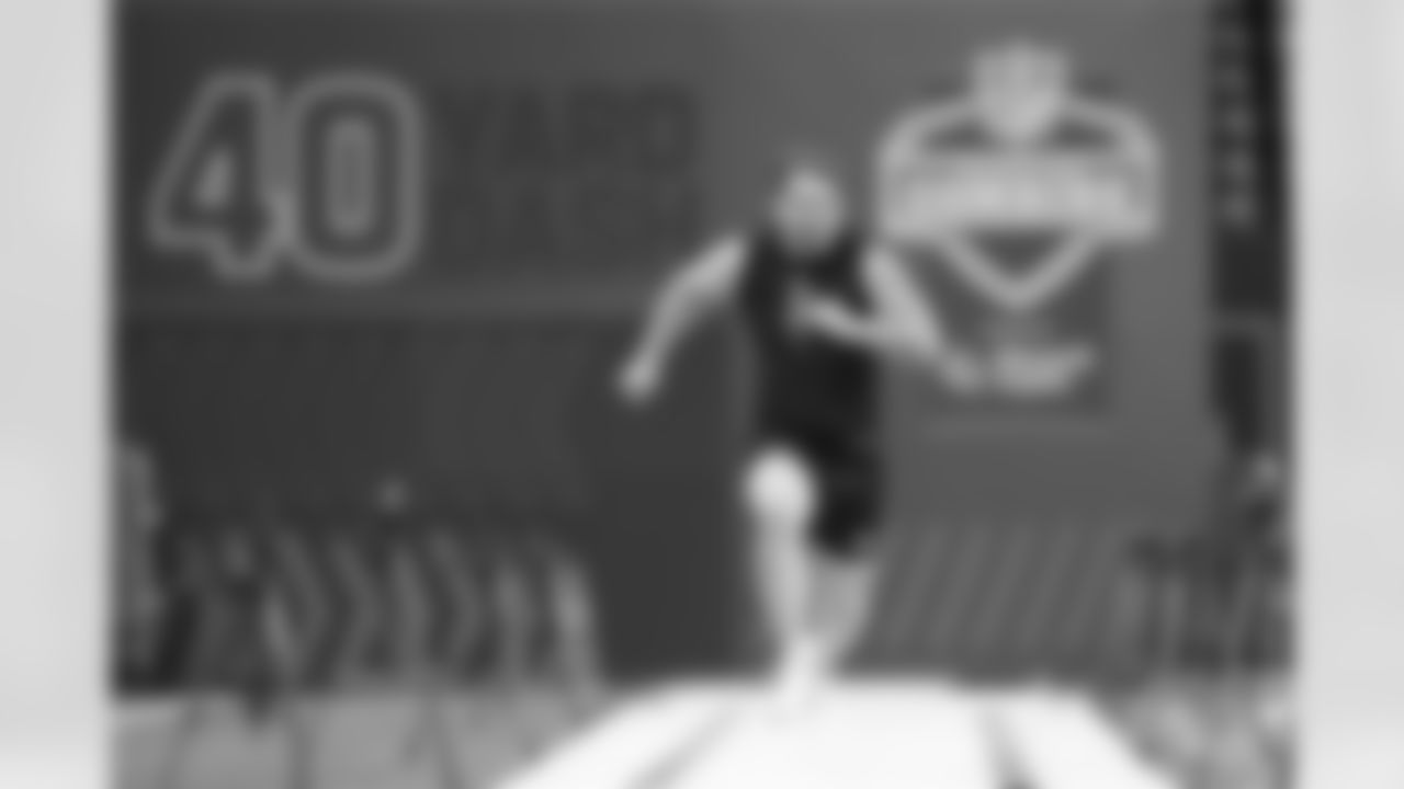 Oklahoma tight end Jaren Kanak (11) runs the 40-yard dash at the NFL football scouting combine in Indianapolis, Friday, Feb. 27, 2026. (AP Photo/Michael Conroy)