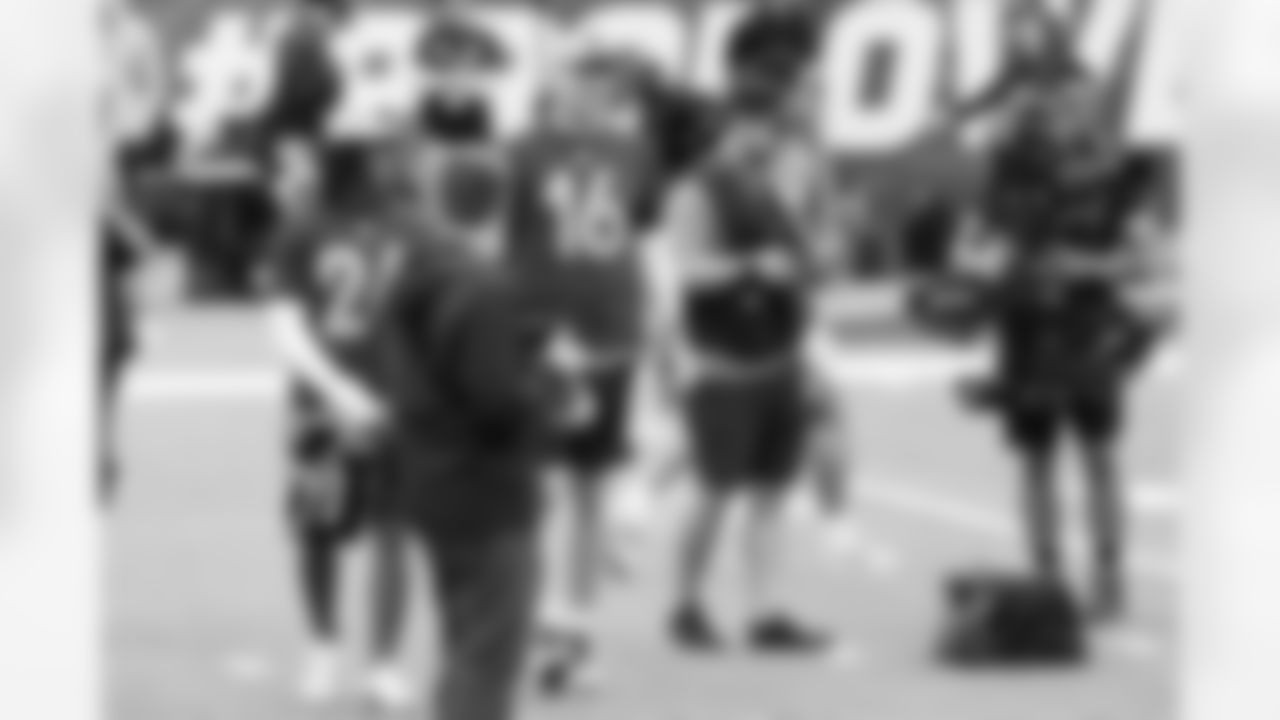 Detroit Lions running back Jahmyr Gibbs (26) and quarterback Jared Goff (16) at practice during the 2025 Pro Bowl Games in Orlando, FL on February 1, 2025. (Stuart Zaas/Detroit Lions via AP)