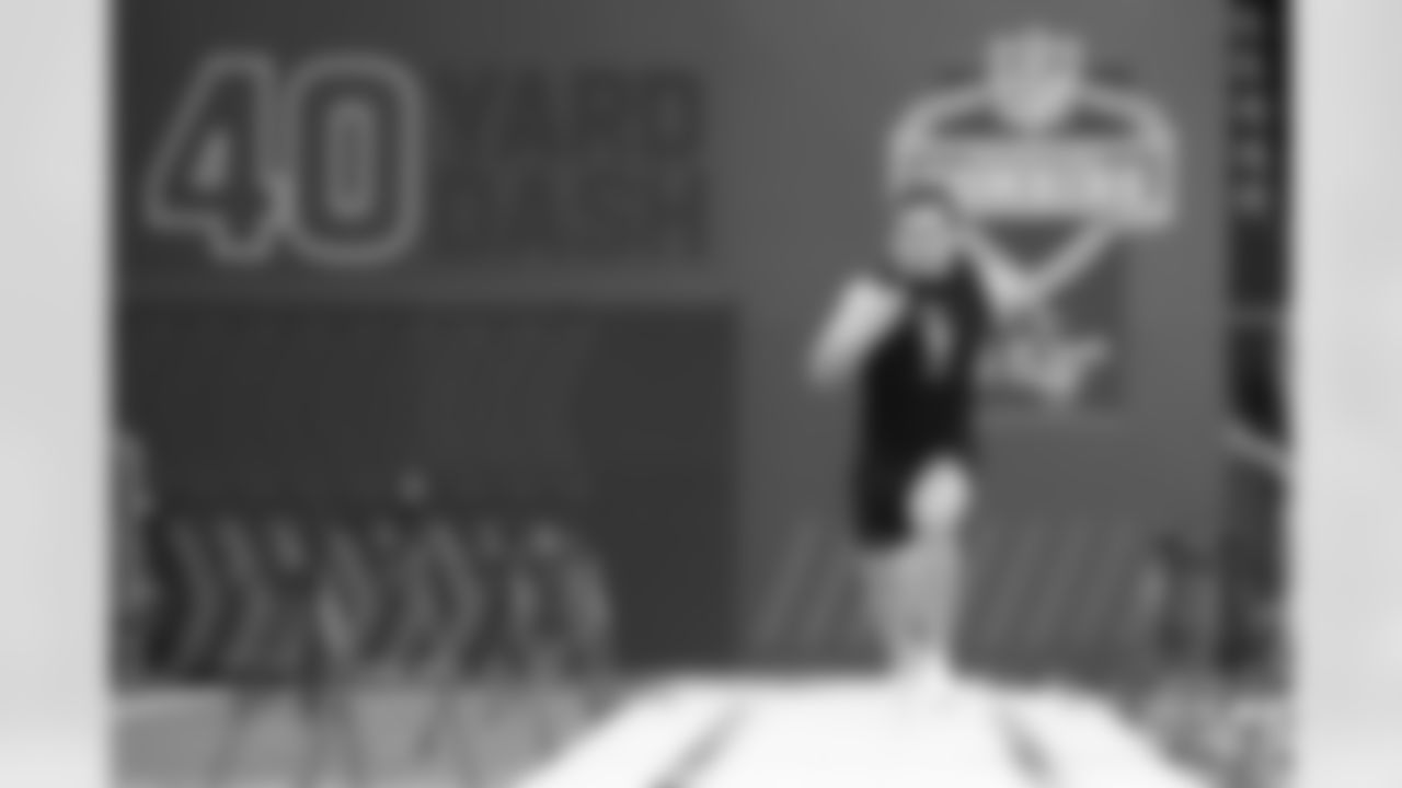 Oklahoma linebacker Owen Heinecke (11) runs the 40-yard dash at the NFL football scouting combine in Indianapolis, Thursday, Feb. 26, 2026. (AP Photo/Michael Conroy)