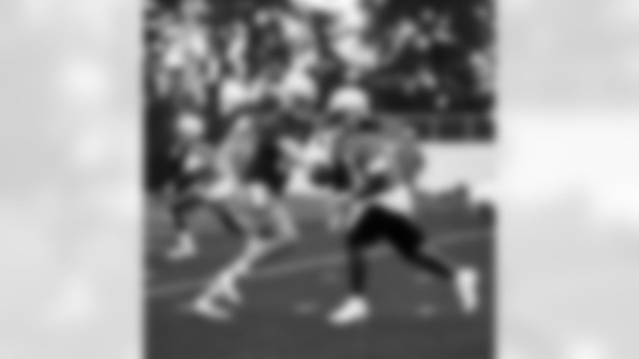Detroit Lions quarterback Jared Goff (16) and Detroit Lions running back Jahmyr Gibbs (0) during OTAs at the Meijer Performance Center on June 4, 2025 in Allen Park, Mich. (Jeff Nguyen/Detroit Lions)