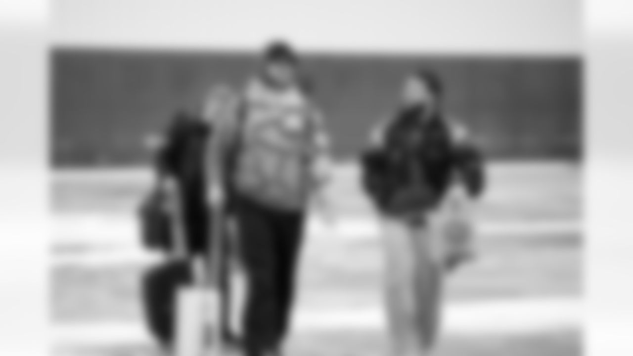 Detroit Lions edge rusher Aidan Hutchinson (97) and Detroit Lions linebacker Grant Stuard (15) travel to Chicago on Jan. 3, 2026. (Jeff Nguyen/Detroit Lions via AP)