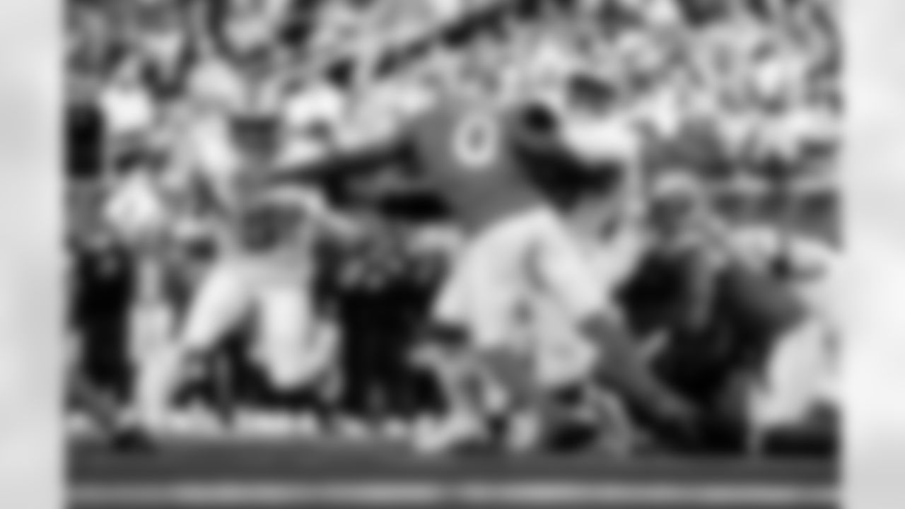 Detroit Lions running back David Montgomery (5) and Detroit Lions tackle Penei Sewell (58) during an NFL football game against the Los Angeles Rams on Sunday, Dec. 14, 2025 in Inglewood, Calif. (Jeff Nguyen/Detroit Lions via AP)