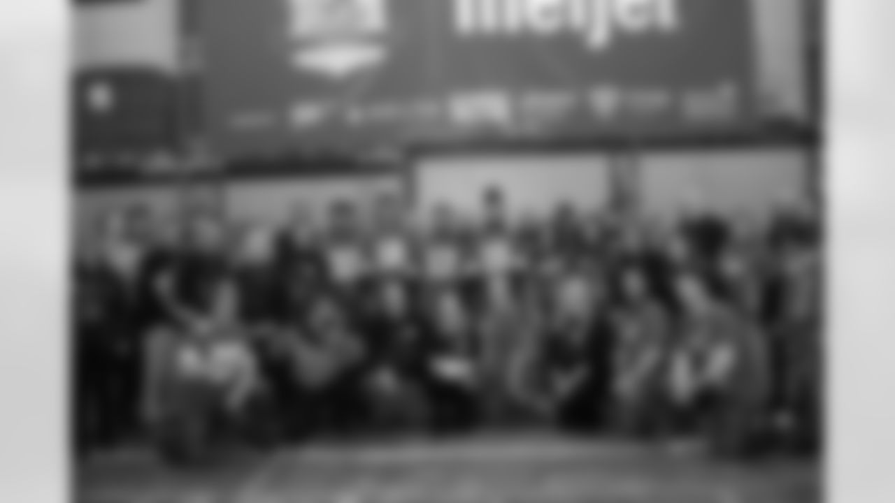 Meijer volunteers, Lineage volunteers, North Bay Produce volunteers, Detroit Lions running back Sione Vaki (33), Detroit Lions wide receiver Isaac TeSlaa (18), Detroit Lions running back Craig Reynolds (13), Detroit Lions linebacker Grant Stuard (15) and Detroit Lions Mascot Roary pose for a photo during a Thanksgiving meal packing event at Gleaners Community Food Bank on Nov. 11, 2025 in Taylor, Mich. (Izzy Rincon/Detroit Lions)