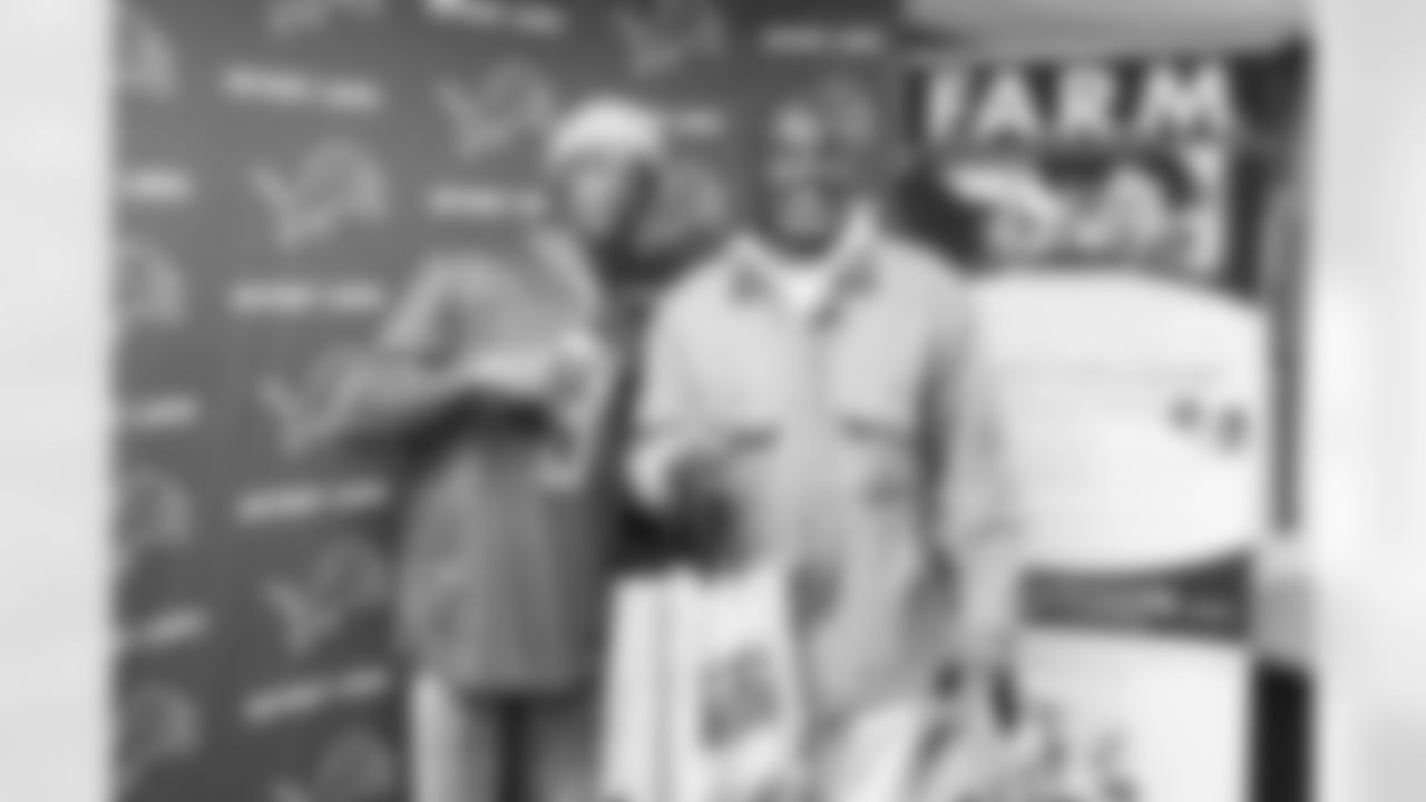 Detroit Lions WR Jameson Williams provides turkeys to F.A.R.M. (Family Assistance for Renaissance Men) families in Detroit, MI on November 19, 2023. (Stephanie VanWagoner/Detroit Lions)