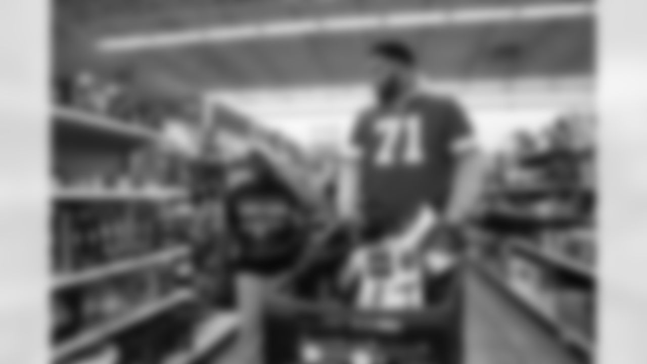 Detroit Lions offensive lineman Miles Frazier (71) and a participant shopping during Shop with a Lion at Meijer on Dec. 8, 2025 in Detroit. (Izzy Rincon/Detroit Lions)