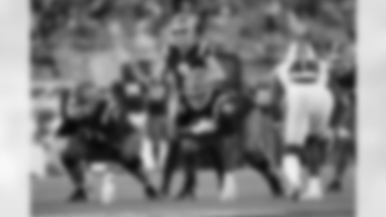 Illinois OL J.C. Davis (74)