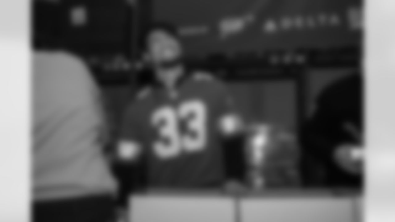 Detroit Lions running back Sione Vaki (33) packing boxes during a Thanksgiving meal packing event at Gleaners Community Food Bank on Nov. 11, 2025 in Taylor, Mich. (Izzy Rincon/Detroit Lions)