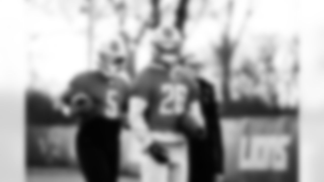 Detroit Lions running back David Montgomery (5), Detroit Lions running back Jahmyr Gibbs (26) during practice at the Lions training facility in Allen Park, MI on December 6, 2023. (Jeff Nguyen/Detroit Lions)