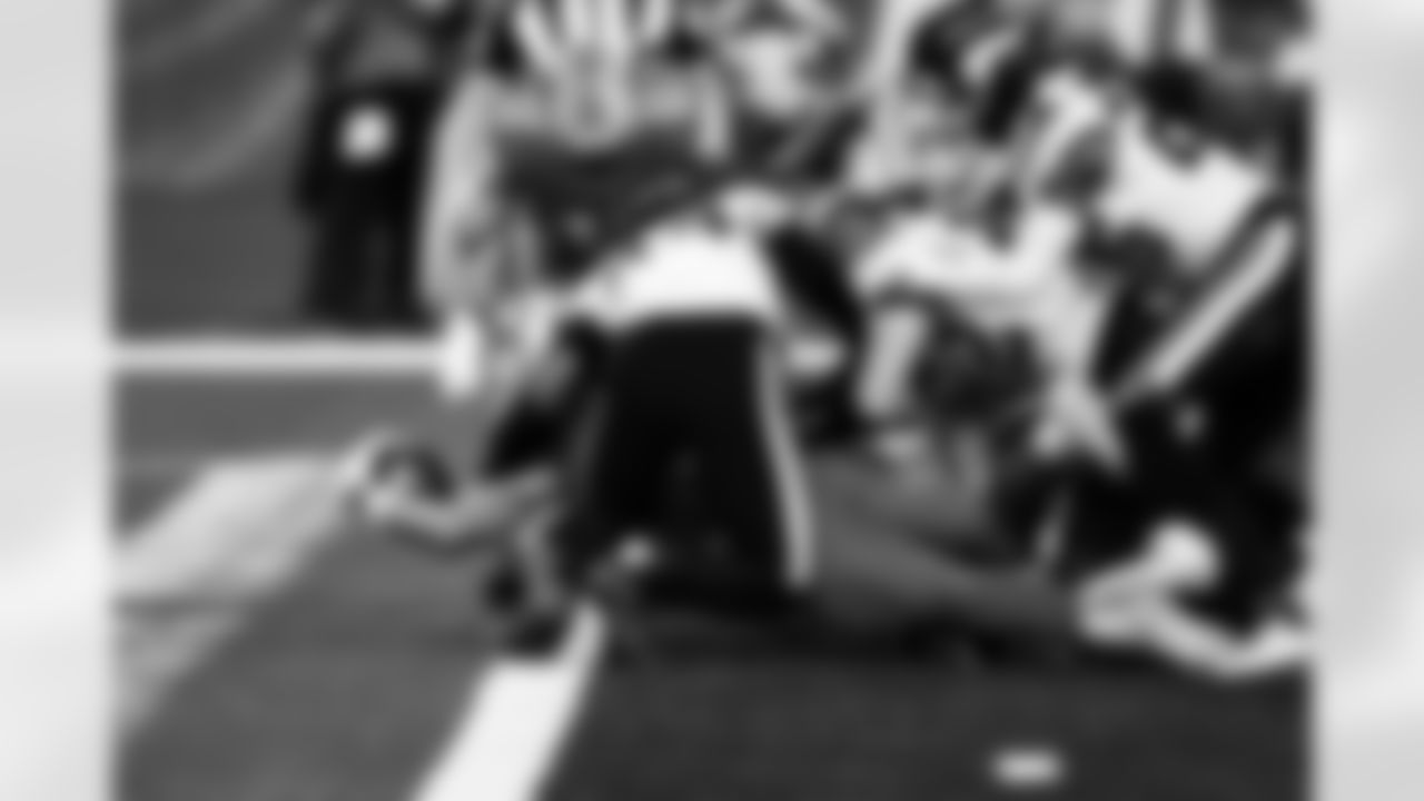 Detroit Lions tight end Sam LaPorta (87) scores a touchdown during an NFL football game against the Minnesota Vikings on Sunday, Nov. 2, 2025 in Detroit. (Jeff Nguyen/Detroit Lions via AP)