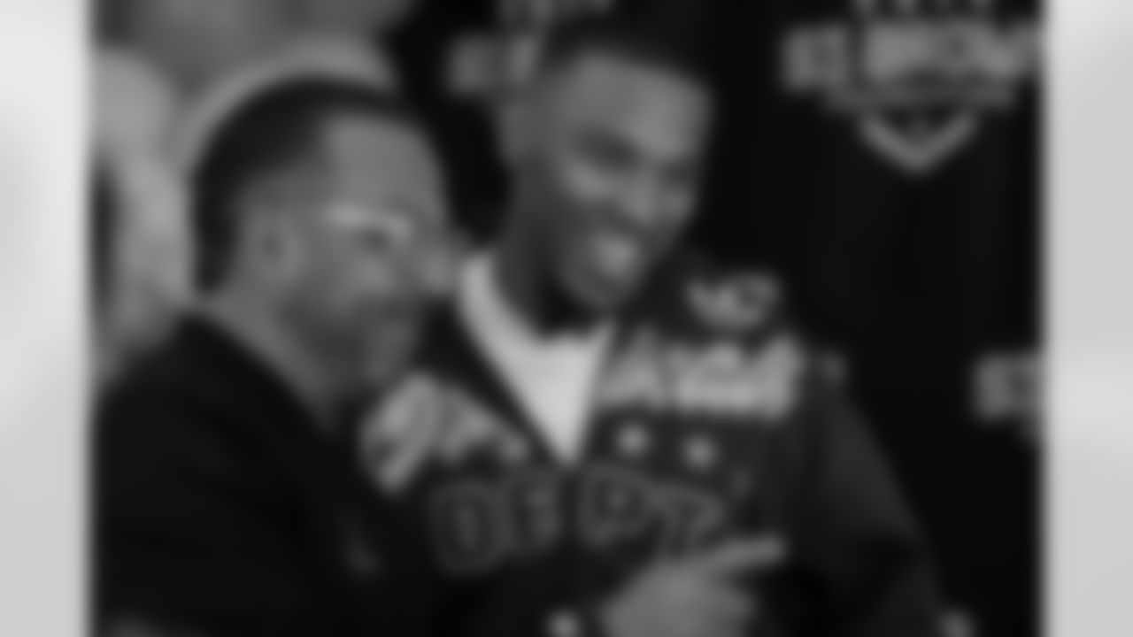 Detroit Lions wide receiver Amon-Ra St. Brown (14) with guests during a Strike for Literacy event at Five Iron Golf on Nov. 3, 2025 in Detroit.(Carl Jones II/Detroit Lions)