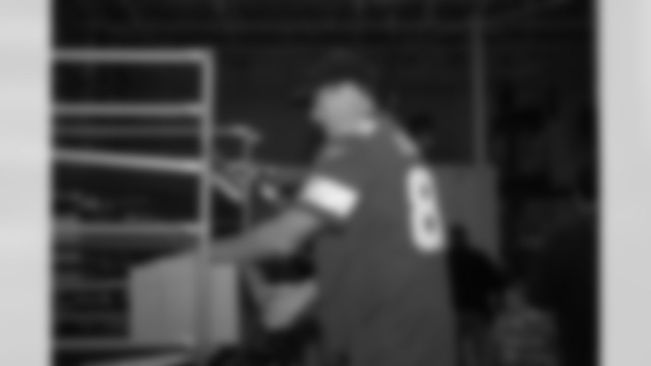 Lions Legend Jeff Chadwick (89) stacking boxes during a Thanksgiving meal packing event at Gleaners Community Food Bank on Oct. 14, 2025 in Taylor, Mich. (Izzy Rincon/Detroit Lions)