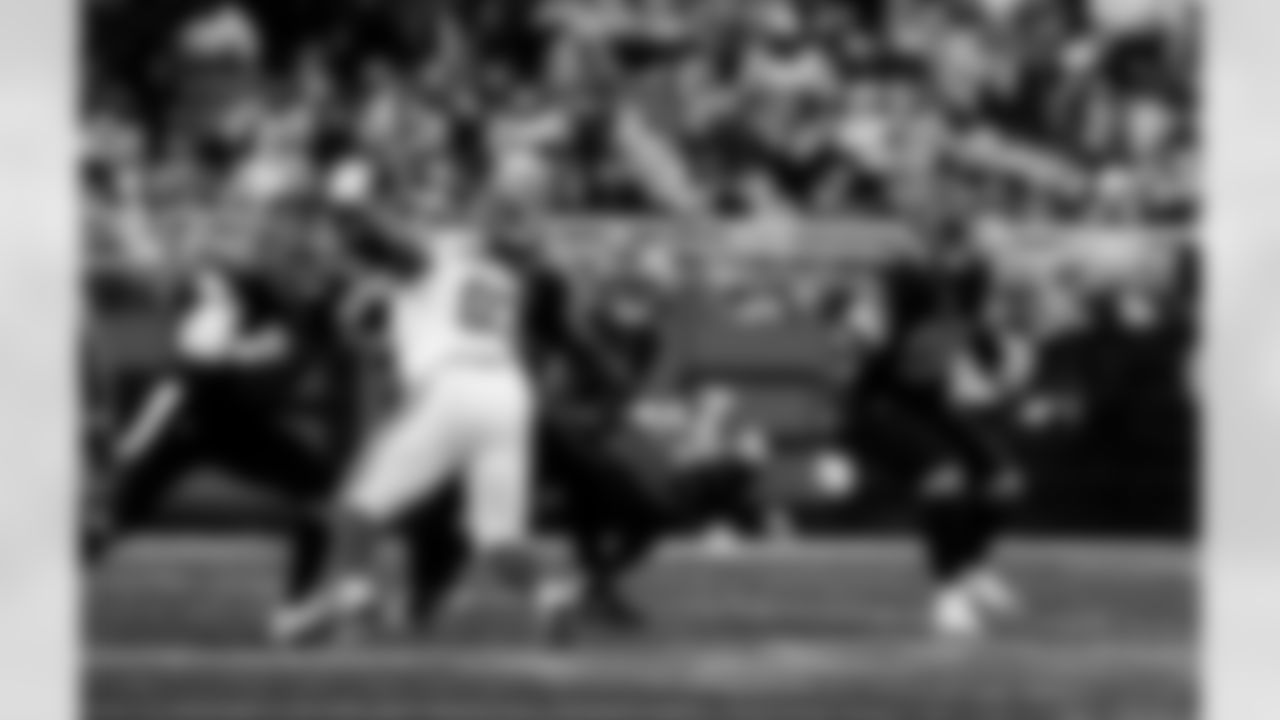 Detroit Lions offensive lineman Graham Glasgow (60) and Detroit Lions tackle Taylor Decker (68) during an NFL football game against the New York Giants on Sunday, Nov. 23, 2025 in Detroit. (Jeff Nguyen/Detroit Lions via AP)