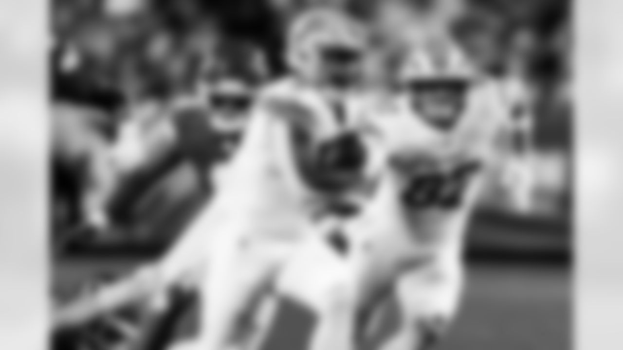 Detroit Lions running back David Montgomery (5) Detroit Lions tight end Sam LaPorta (87) during an NFL football game against the Kansas City Chiefs on Sunday, Oct. 12, 2025 in Kansas City, MO. (Jeff Nguyen/Detroit Lions via AP)