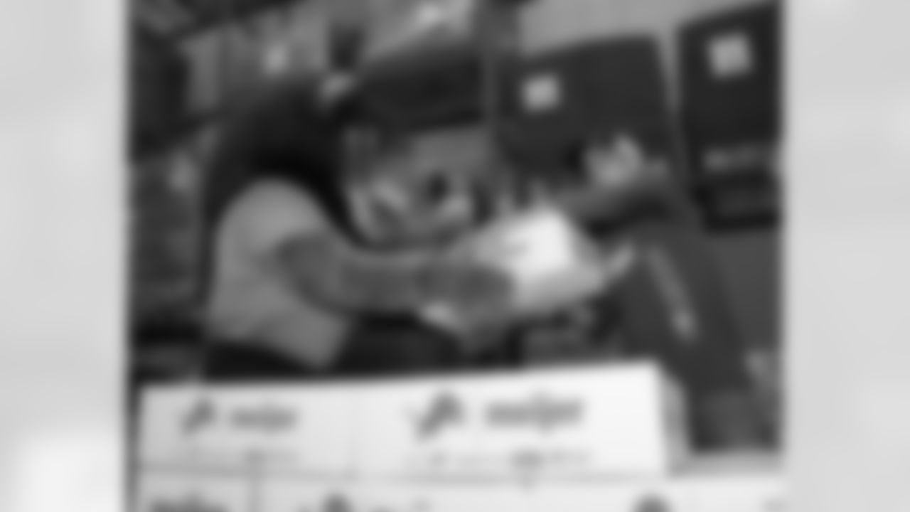 Detroit Lions Mascot Roary and a Lineage volunteer stacking boxes during a Thanksgiving meal packing event at Gleaners Community Food Bank on Nov. 11, 2025 in Taylor, Mich. (Izzy Rincon/Detroit Lions)