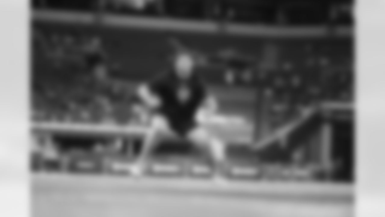 Florida offensive lineman Austin Barber (02) runs the 40-yard dash at the NFL football scouting combine in Indianapolis, Sunday, March 1, 2026. (AP Photo/Michael Conroy)