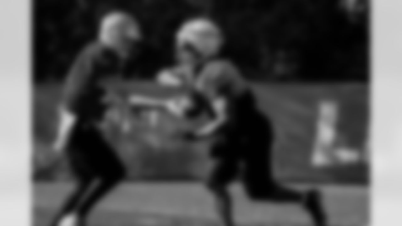 Detroit Lions quarterback Jared Goff (16) and Detroit Lions running back David Montgomery (5) during practice at the Meijer Performance Center on Oct. 28, 2025 in Allen Park, Mich. (Jeff Nguyen/Detroit Lions)