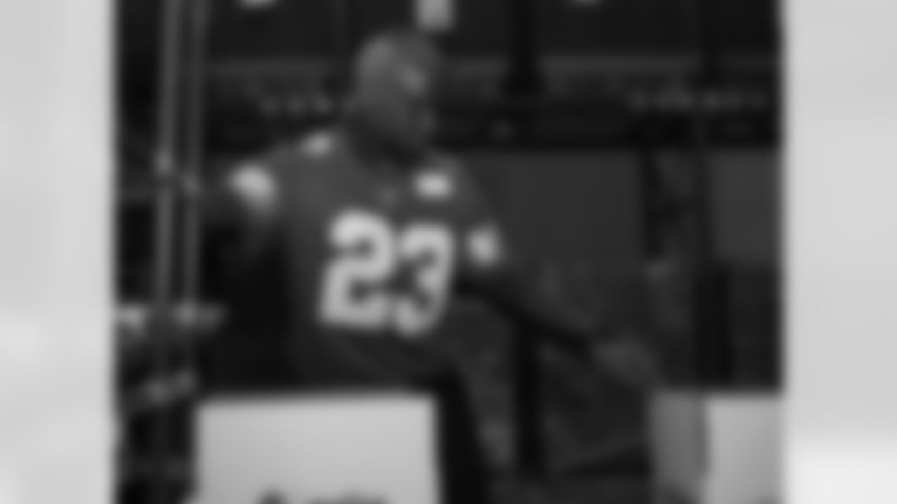 Lions Legend Maurice Harvey (23) packing boxes during a Thanksgiving meal packing event at Gleaners Community Food Bank on Oct. 14, 2025 in Taylor, Mich. (Izzy Rincon/Detroit Lions)