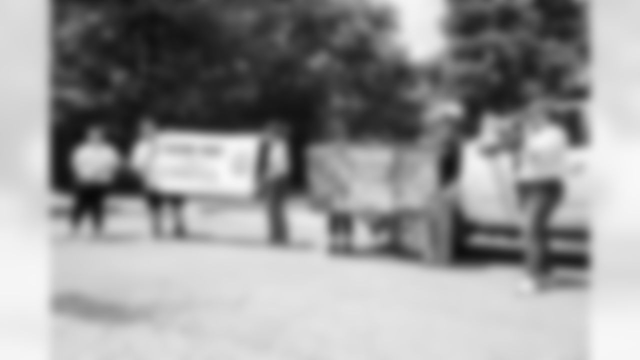 The Detroit Hispanic Development Corporation shows off Thank you banners during a spring cleanup event at the Delray Community Center on June 10, 2025 in Detroit. (Mike Ferdinande/Detroit Lions)