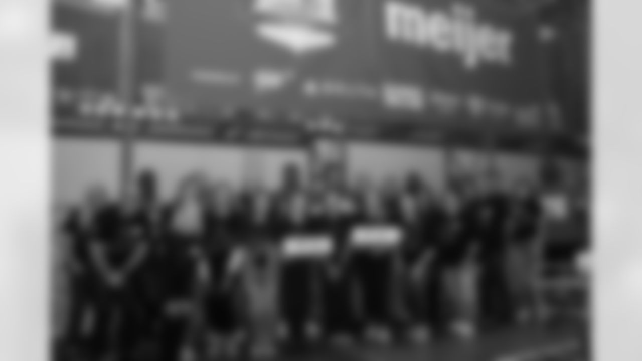 Meijer volunteers and Detroit Lions Legends pose for a photo during a Thanksgiving meal packing event at Gleaners Community Food Bank on Oct. 14, 2025 in Taylor, Mich. (Izzy Rincon/Detroit Lions)