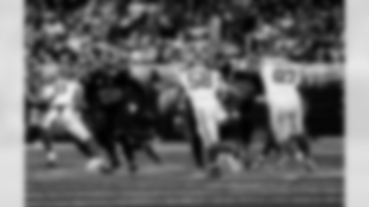 Detroit Lions tackle Penei Sewell (58), Detroit Lions offensive lineman Tate Ratledge (69), and Detroit Lions offensive lineman Graham Glasgow (60) during an NFL football game against the New York Giants on Sunday, Nov. 23, 2025 in Detroit. (Jeff Nguyen/Detroit Lions via AP)