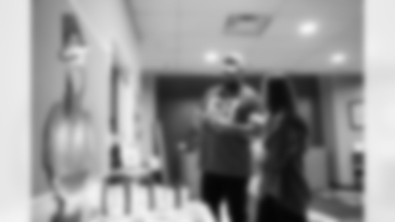 Detroit Lions tackle Taylor Decker (68) and Kyndra Decker participating in a thankfulness activity during a Thanksgiving lunch event at Alternatives For Girls on Nov. 28, 2025 in Detroit. (Izzy Rincon/Detroit Lions)