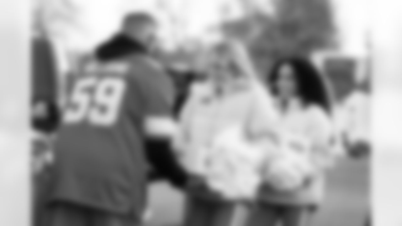 Lions Legend Jimmy Williams (59) and Detroit Lions Cheerleaders during a Thanksgiving meal distribution event at the Detroit Lions Academy on Nov. 19, 2025 in Detroit. (Carl Jones II/Detroit Lions)