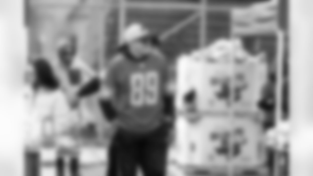 Lions Legend Jeff Chadwick (89) during a Thanksgiving meal distribution event at the Detroit Lions Academy on Nov. 19, 2025 in Detroit. (Carl Jones II/Detroit Lions)