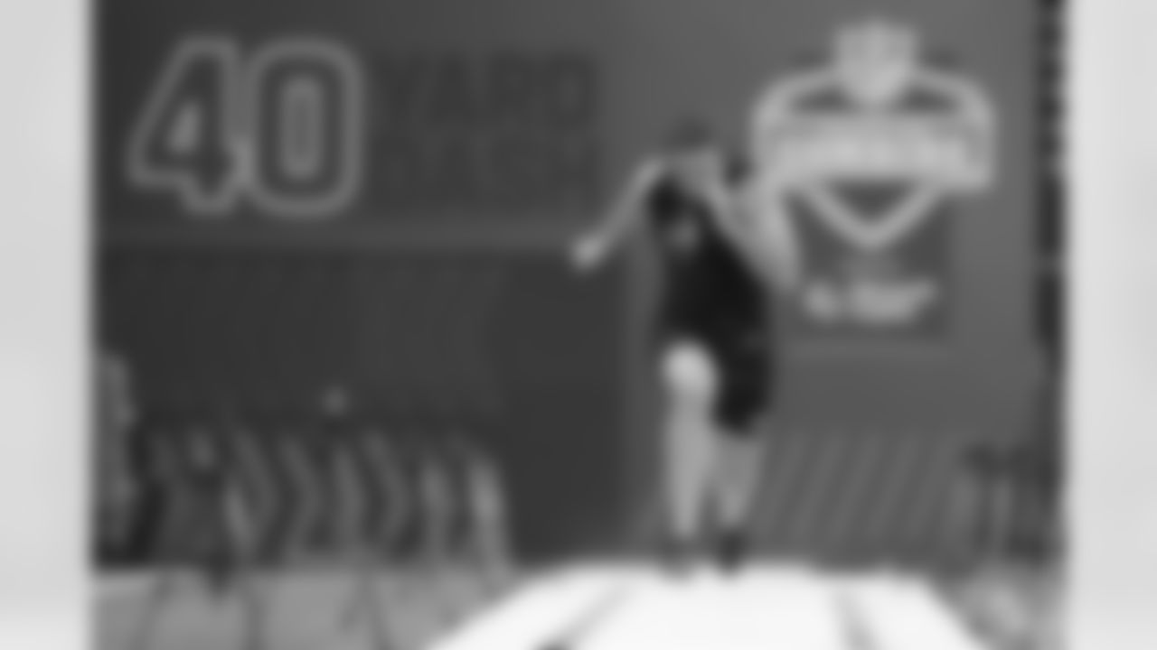 Michigan tight end Marlin Klein (14) runs the 40-yard dash at the NFL football scouting combine in Indianapolis, Friday, Feb. 27, 2026. (AP Photo/Michael Conroy)