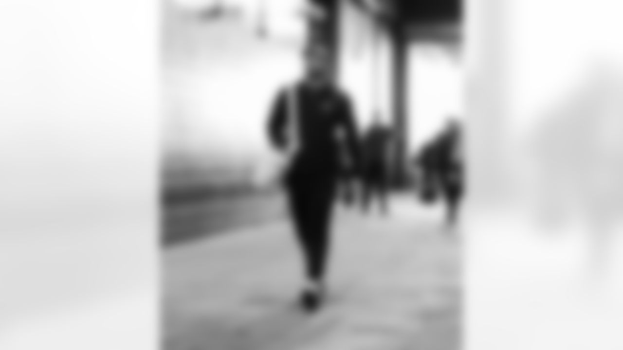 Detroit Lions tight end Brock Wright (89) arrives to an NFL football game against the Washington Commanders on Sunday, Nov. 9, 2025 in Landover, Md. (Jeff Nguyen/Detroit Lions via AP)